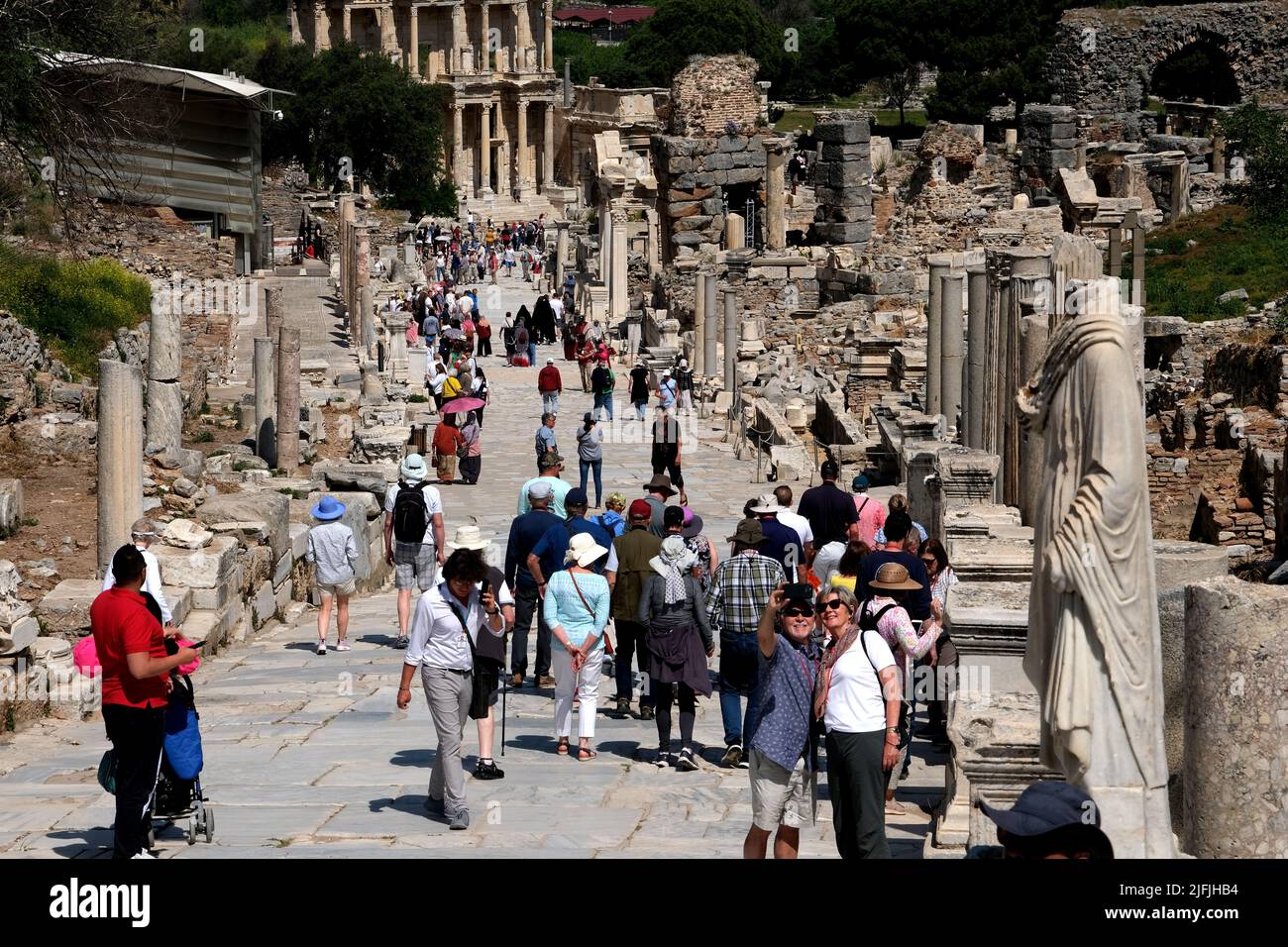 Folla che visita le rovine di Efeso in Turchia Foto Stock