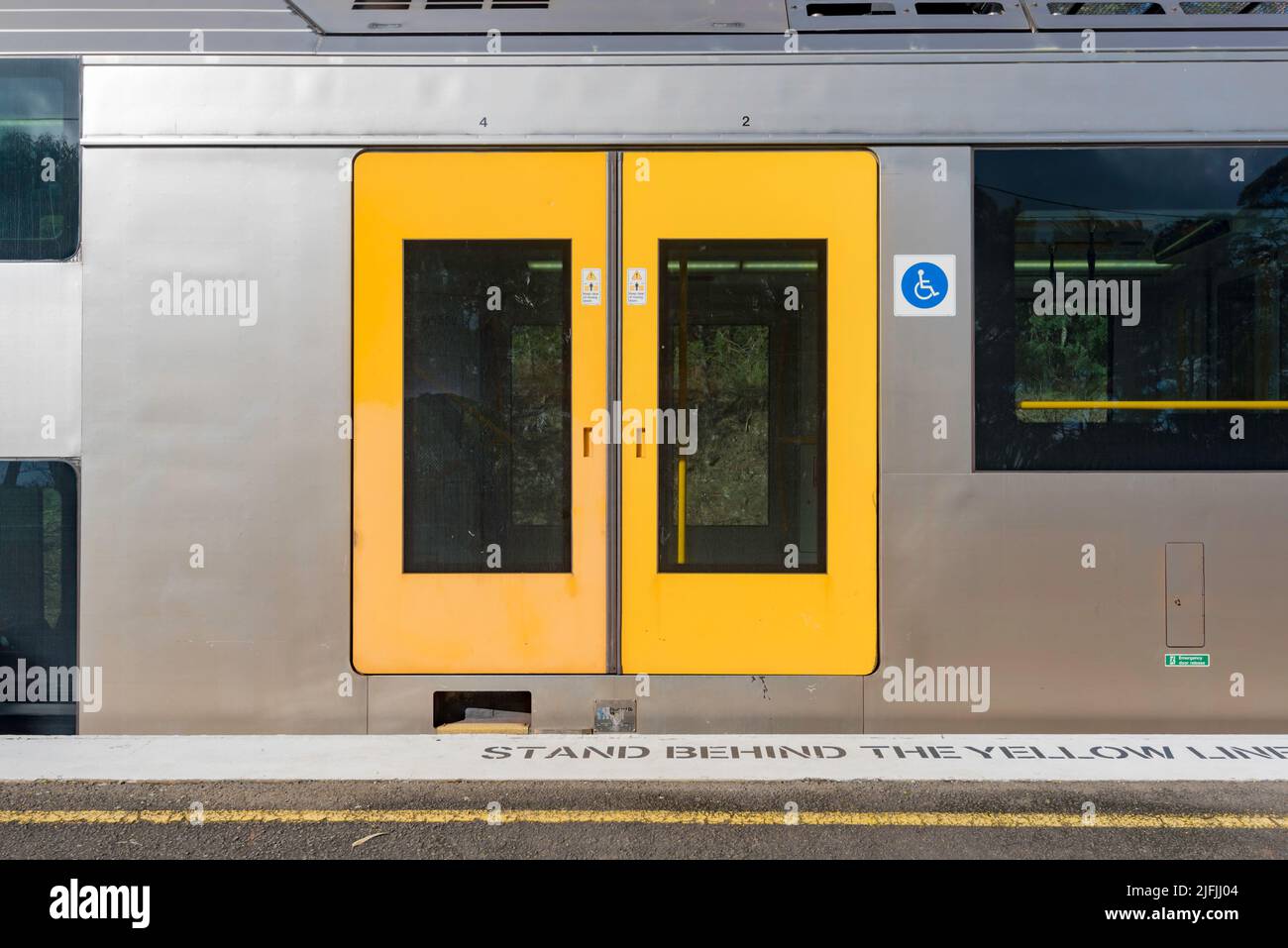Un moderno treno a due piani della serie Waratah si fermò con porte chiuse presso una stazione ferroviaria di Sydney, nuovo Galles del Sud, Australia Foto Stock