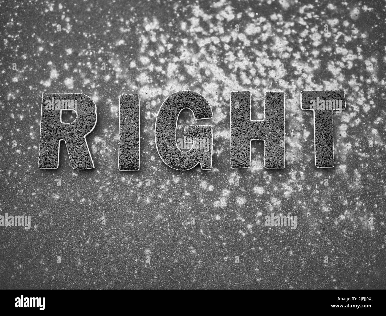La parola 'destra' in lettere nere su una superficie di metallo arrugginito nero. Foto Stock
