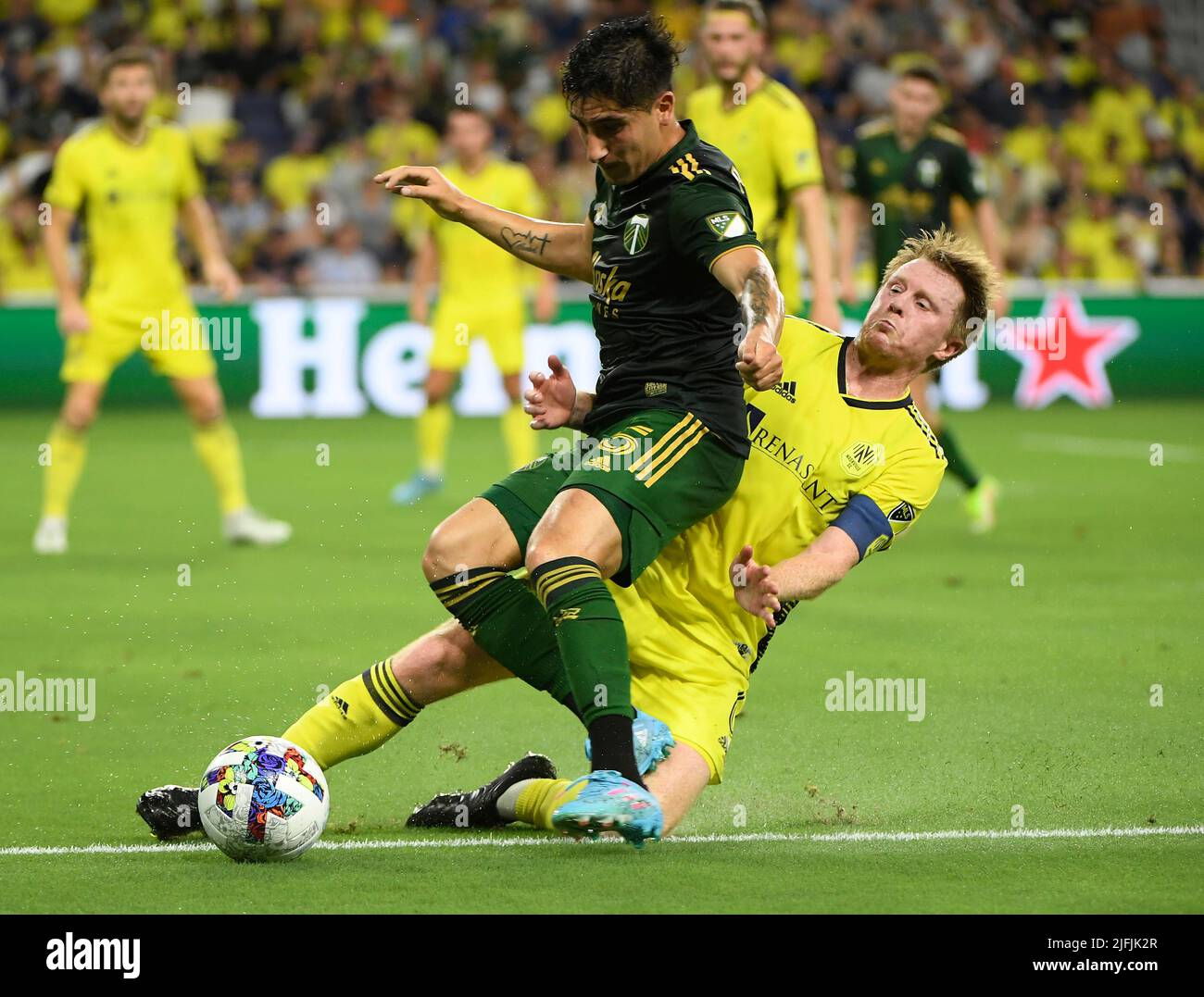 Nashville, Stati Uniti. 3 luglio 2022: Nashville SC midfielder Dax McCarty (6) tickles Portland Timbers difensore Claudio Bravo (5) durante la prima metà di una partita MLS tra Portland Timbers e Nashville SC al Geodis Park di Nashville TN Steve Roberts/CSM Credit: CAL Sport Media/Alamy Live News Foto Stock