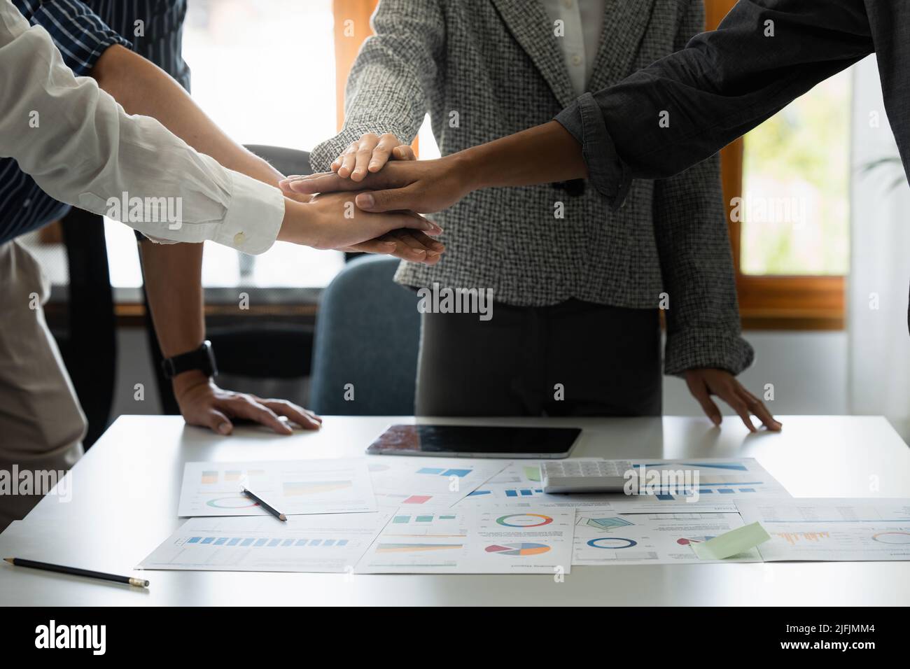 Gruppo di uomini d'affari che mettono le loro mani lavorando insieme su sfondo di legno in ufficio. Gruppo di supporto teamwork accordo concetto. Foto Stock