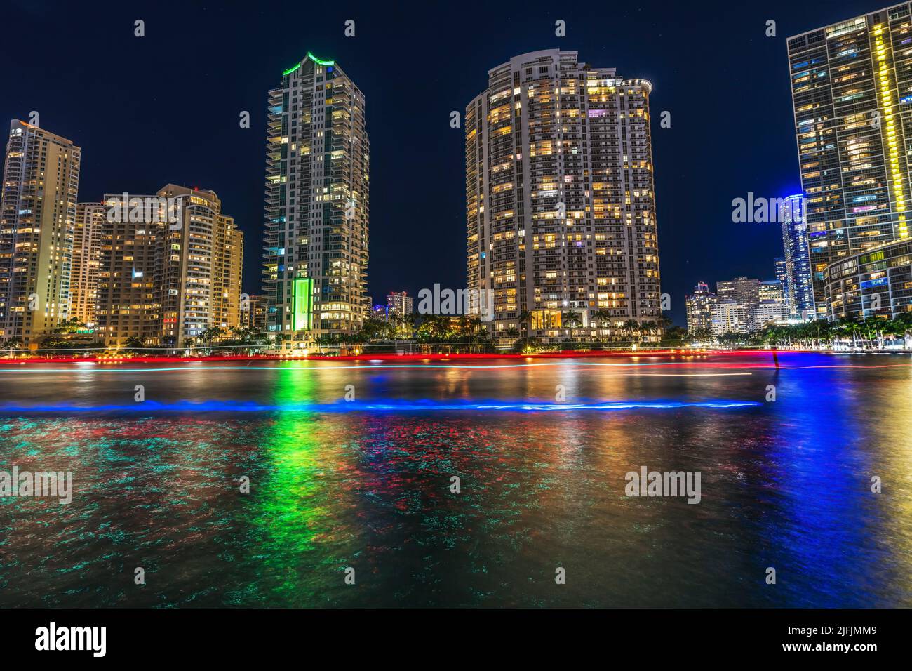 Miami River Water Reflections Night Stars Appartamenti edifici Downtown Riverwalk Miami Florida Foto Stock