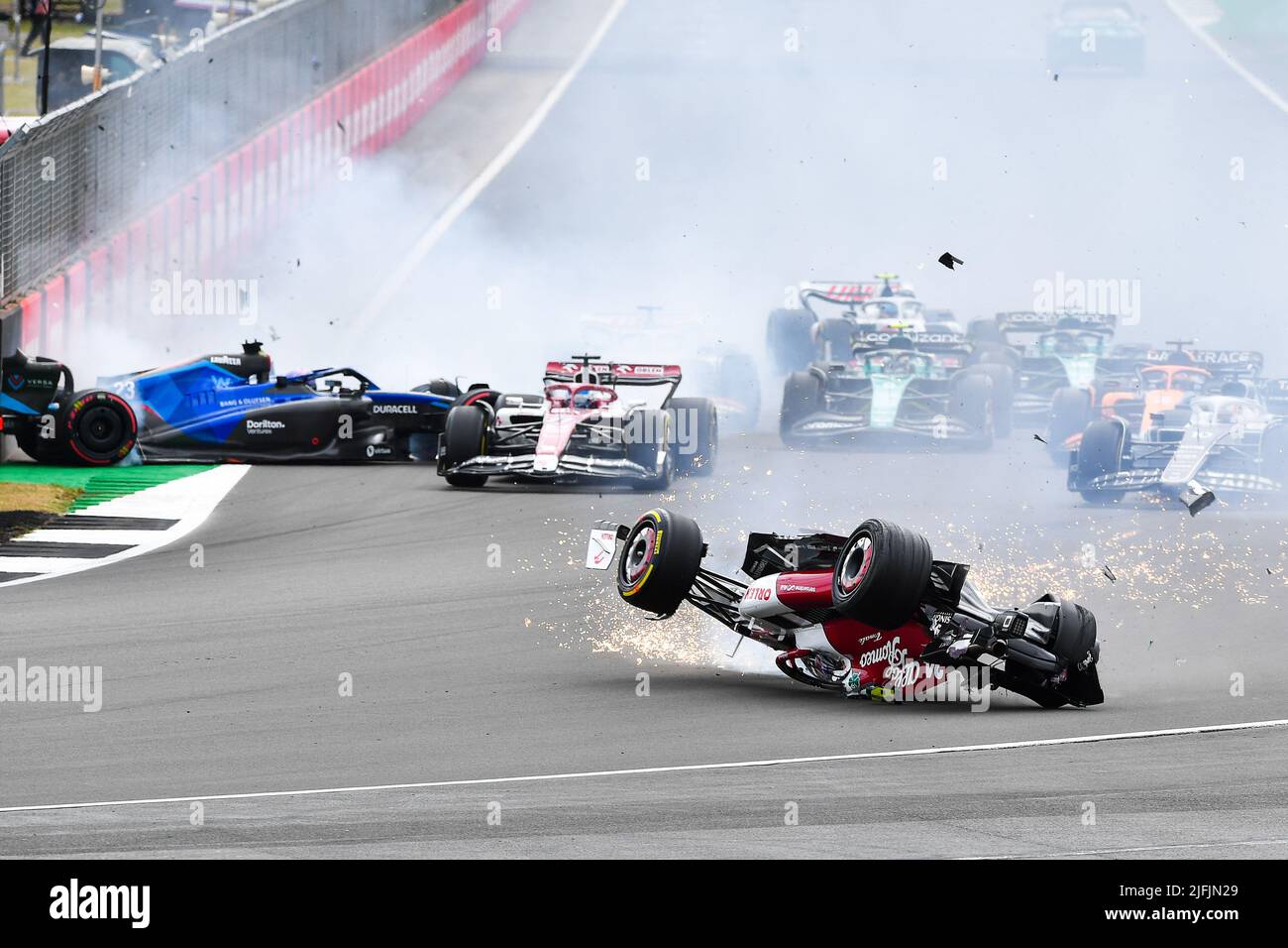 Londra, Gran Bretagna. 3rd luglio 2022. Il driver cinese dell'Alfa Romeo Zhou Guanyu si schianta all'inizio del Gran Premio di Formula uno britannico al circuito automobilistico di Silverstone, in Gran Bretagna, il 3 luglio 2022. Credit: Qian Jun/Xinhua/Alamy Live News Foto Stock