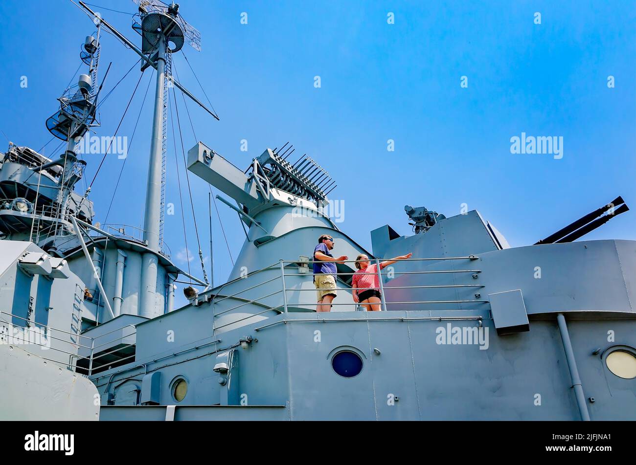 Persone esplorare il ponte della USS Alabama, e il agosto 12, 2017 a Battleship Memorial Park in Mobile, Alabama. Foto Stock