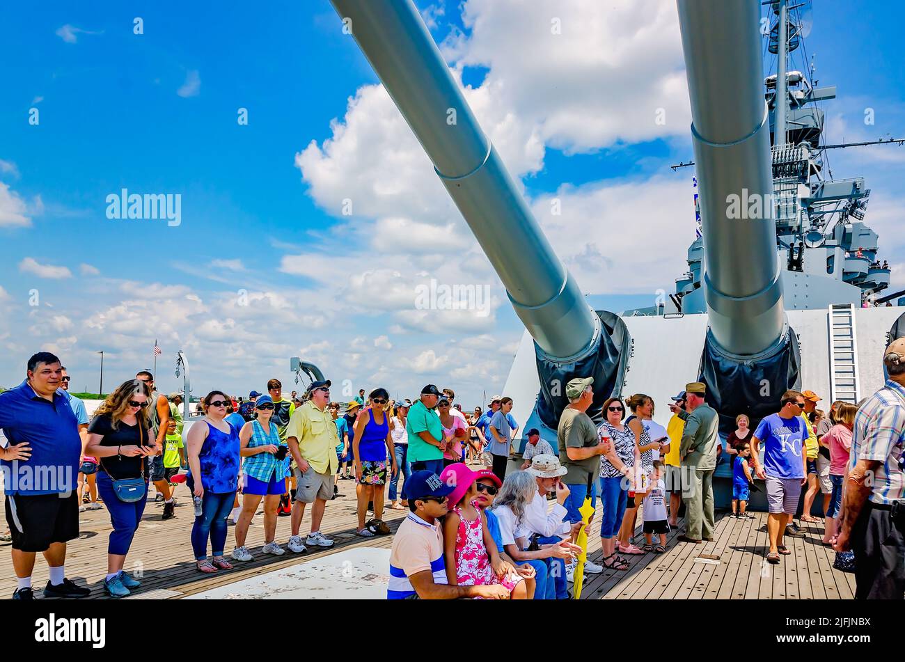 Persone esplorare il ponte della USS Alabama, e il agosto 12, 2017 a Battleship Memorial Park in Mobile, Alabama. Foto Stock