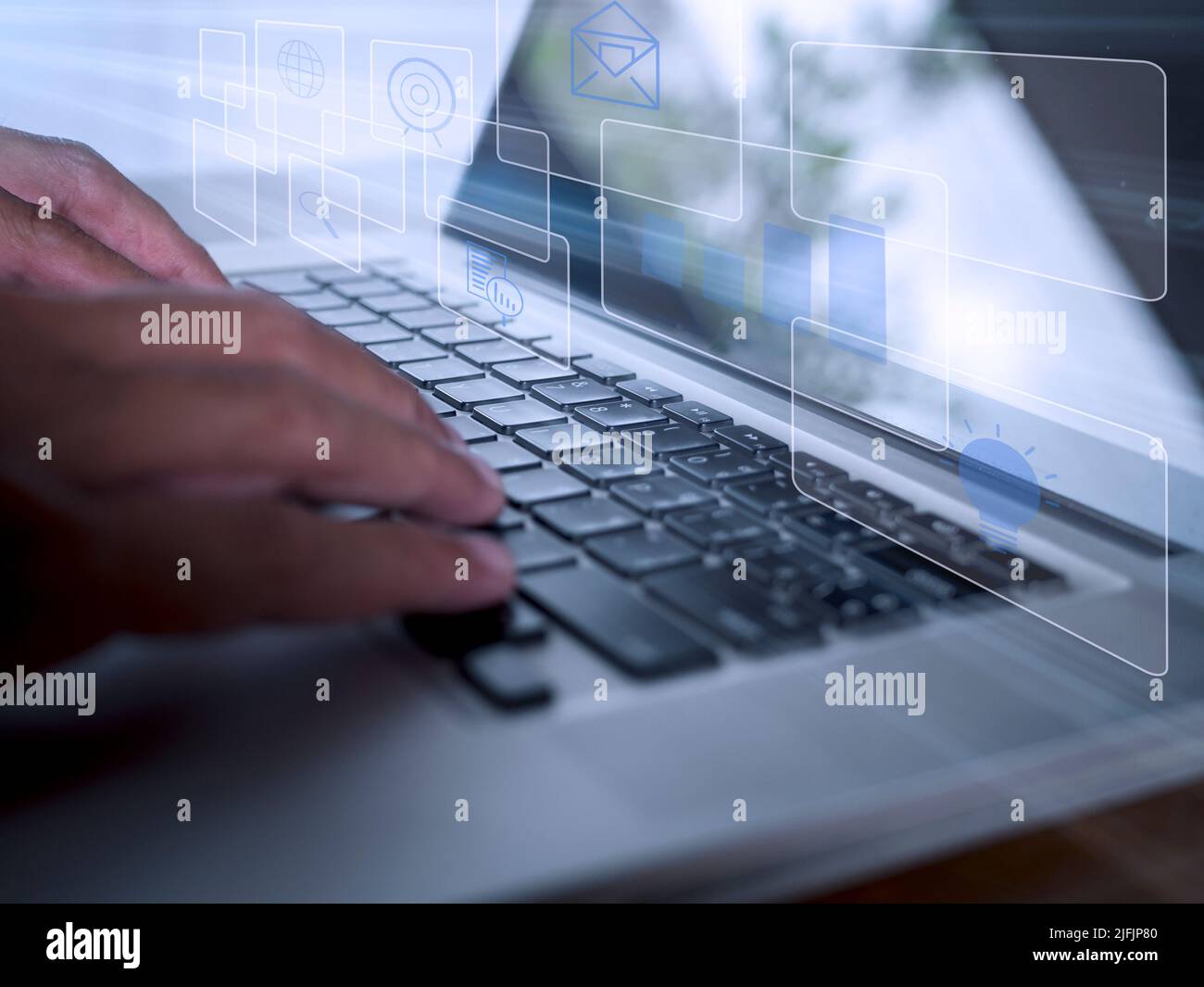 L'uomo che utilizza un computer portatile con icone della tecnologia di e-commerce sullo schermo virtuale. Business Global, concetto di social media marketing. Foto Stock