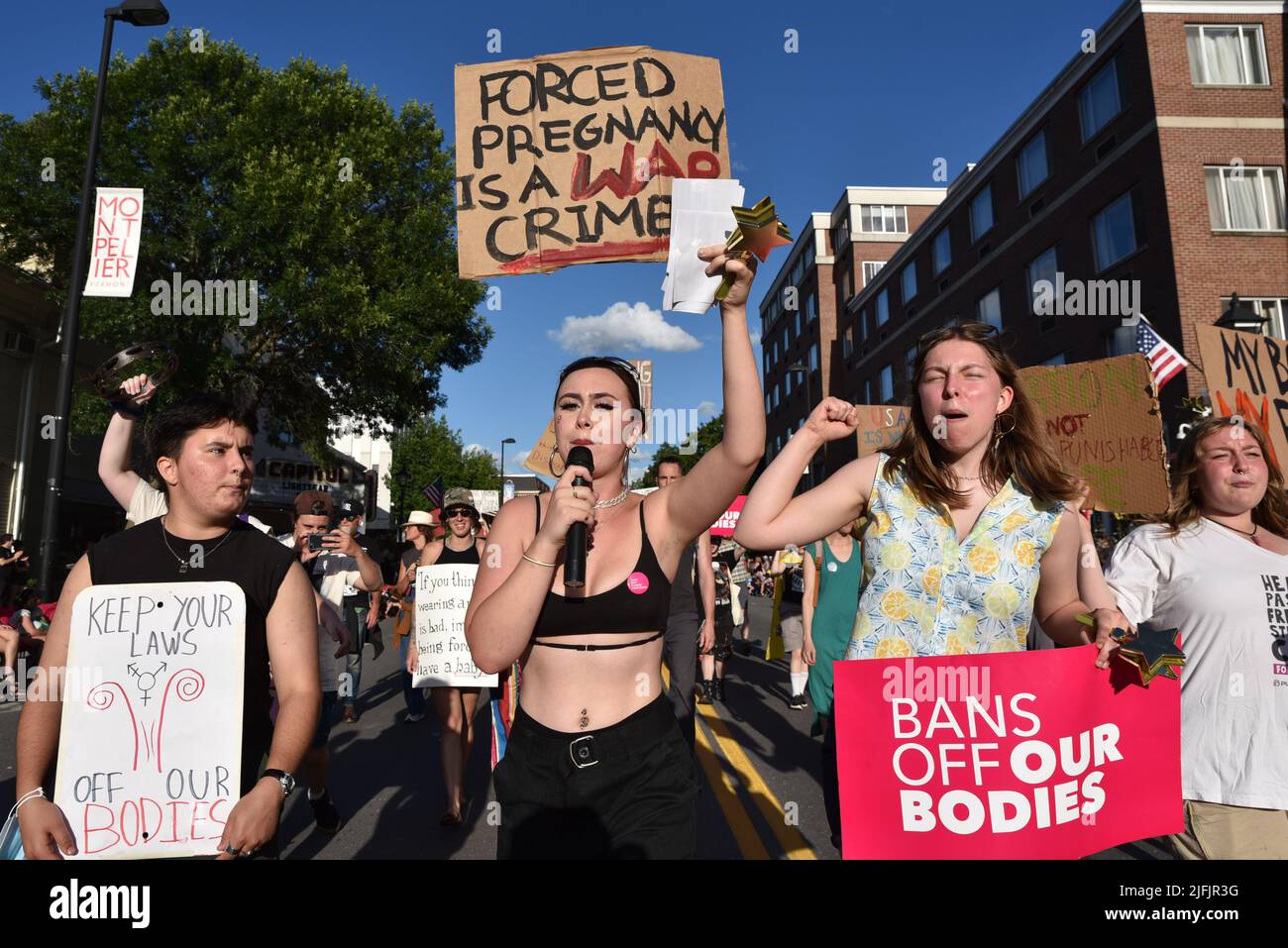 Le donne marchellatrici protestano contro la sentenza della Corte Suprema degli Stati Uniti che ha rovesciato Roe V. Wade in una parata del luglio 4th, Montpelier, Vermont, USA (tenutasi il 3 luglio). Foto Stock