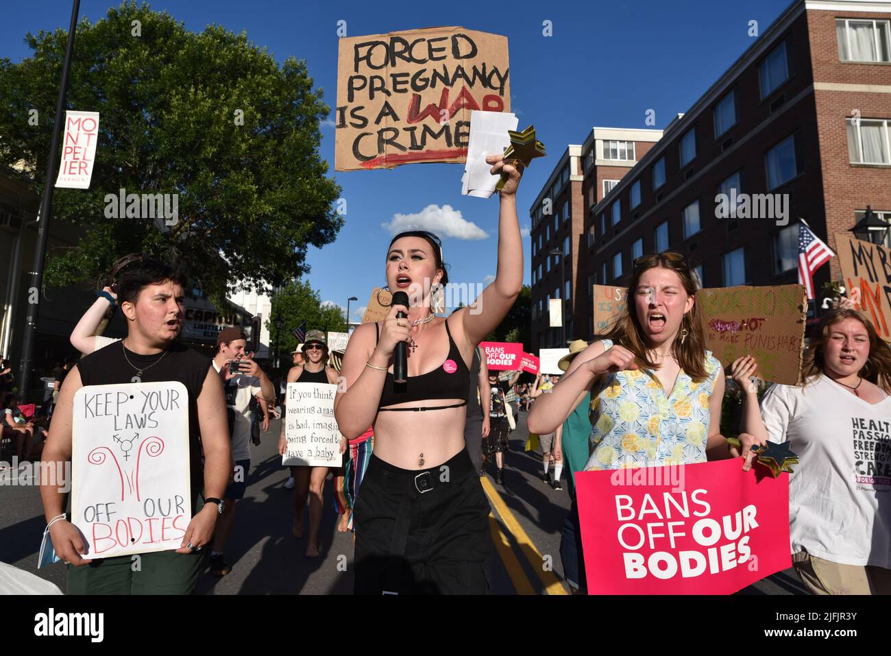 Le donne marchellatrici protestano contro la sentenza della Corte Suprema degli Stati Uniti che ha rovesciato Roe V. Wade in una parata del luglio 4th, Montpelier, Vermont, USA (tenutasi il 3 luglio). Foto Stock