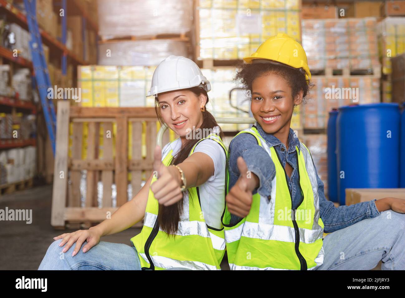 Le donne lavoratrici del magazzino godono di lavoro di squadra con amici sorriso felice sul posto di lavoro. Foto Stock