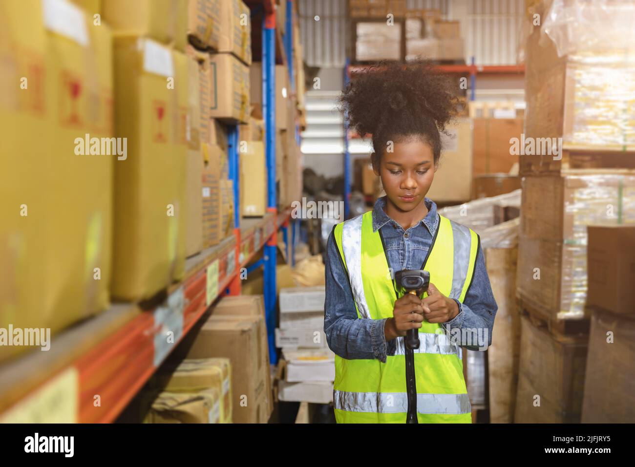 Il personale lavora nella gestione della raccolta dei prodotti di magazzino con il dispositivo di scansione dei codici a barre. Foto Stock
