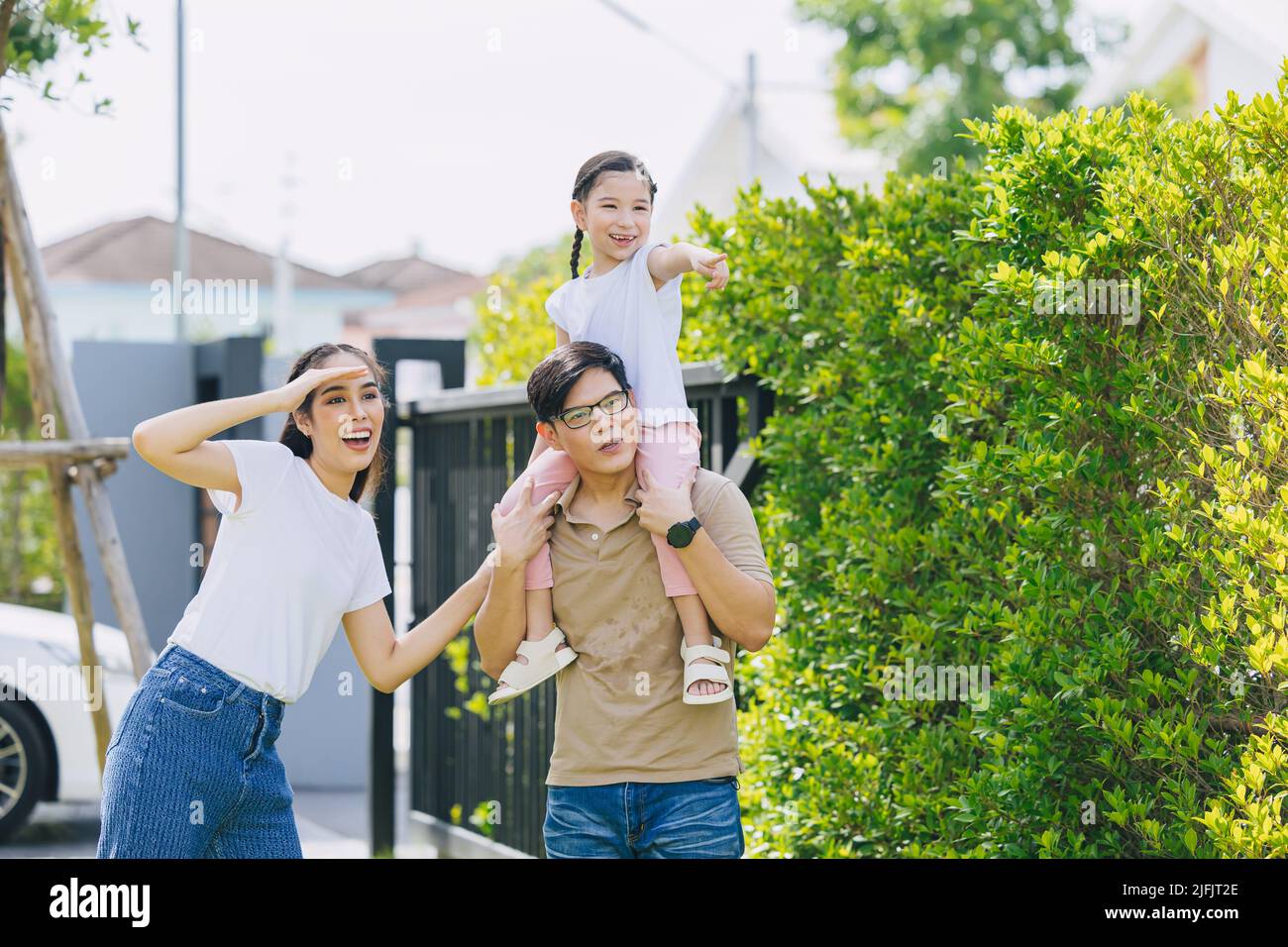 Gruppo familiare di persone asiatiche felice insieme all'aperto con i bambini che godono divertente per esplorare. Foto Stock