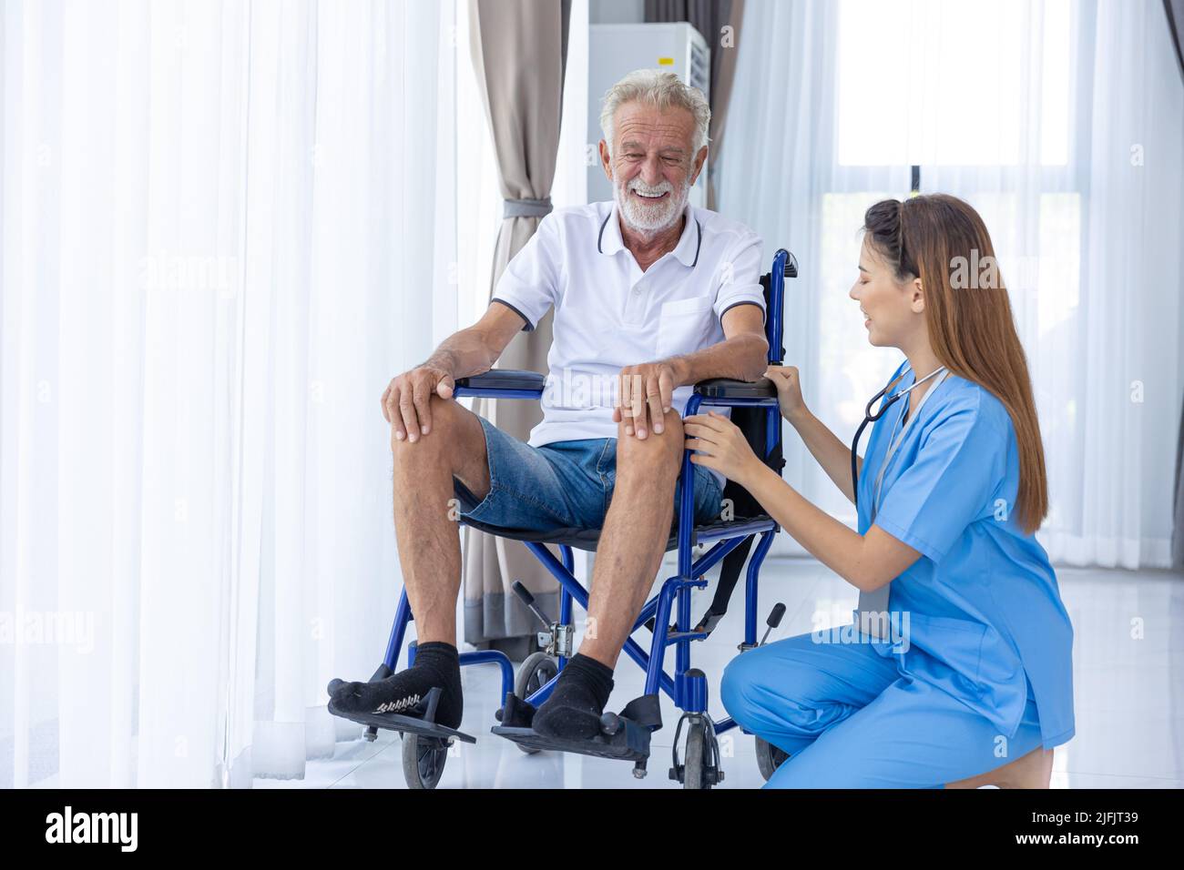Nurse Medical Team staff Working Support Service Health Care Senior anziani uomo su sedia a rotelle in Home Care. Foto Stock