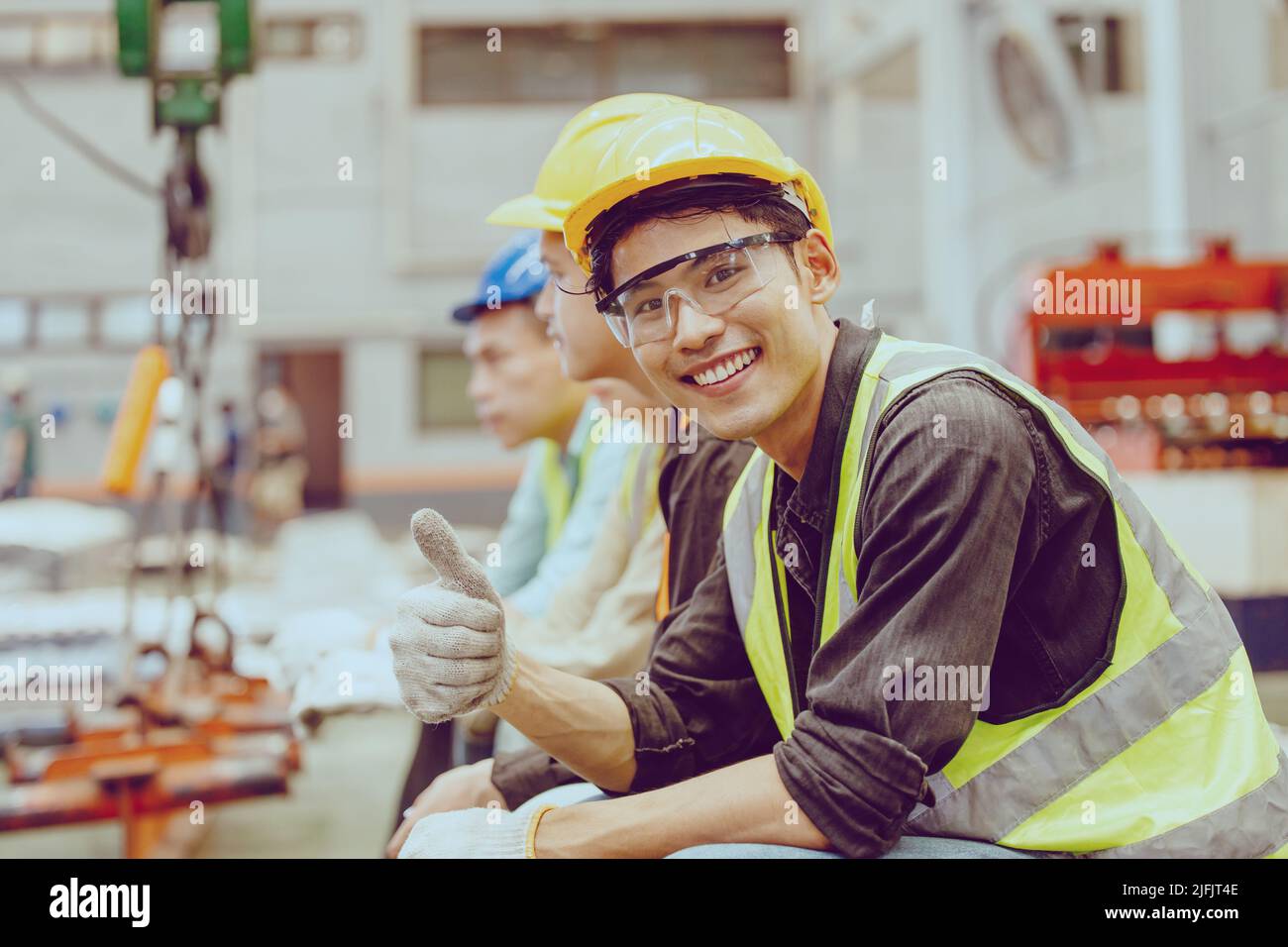 Heavy Industry Worker Workman team di assistenza che lavora in metallo fabbrica Ritratto felice sorridente. Foto Stock