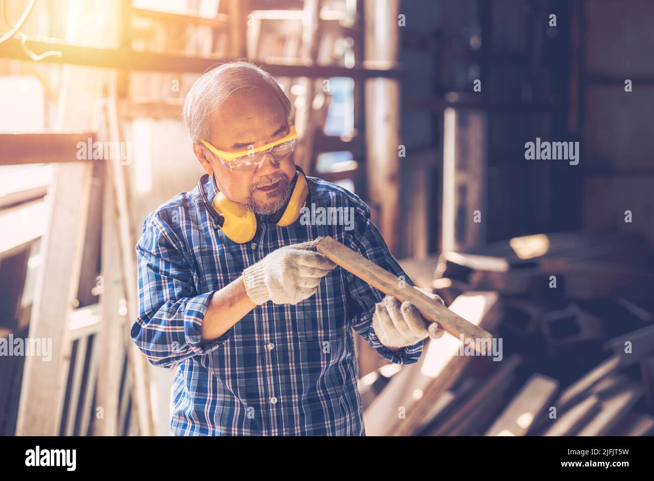 Senior Carpenter uomo lavoro di legno di lavoro mobili fatti a mano in fabbrica industria di negozio. Maschio artigiano costruttore di legno di lavoro in officina. Foto Stock