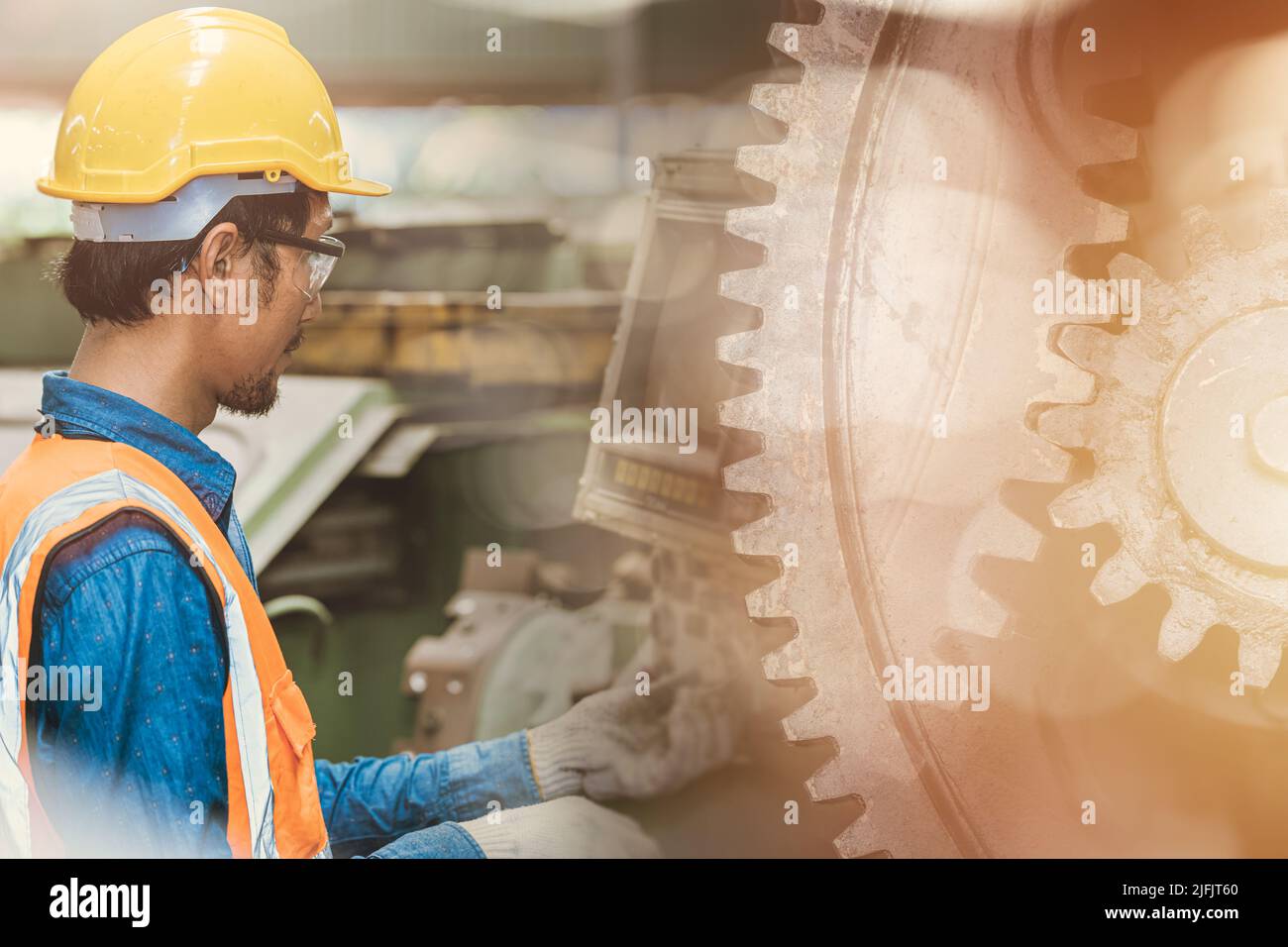 Personale tecnico lavoratore industriale pesante lavoro uomo di lavoro in fabbrica macchina con spazio per sfondo banner. Foto Stock