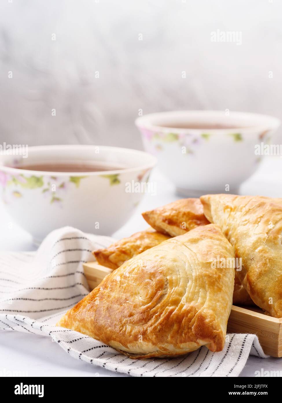 Samosa, torte ripieni di carne di samsa, stile orientale. Samosa nazionale uzbeka Foto Stock