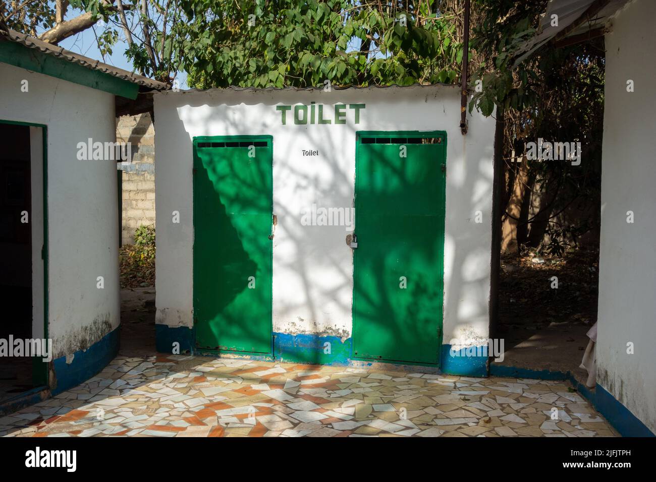 BAKAU, THE GAMBIA - 6 FEBBRAIO 2022 servizi igienici presso la piscina di coccodrillo di Kachikally Foto Stock