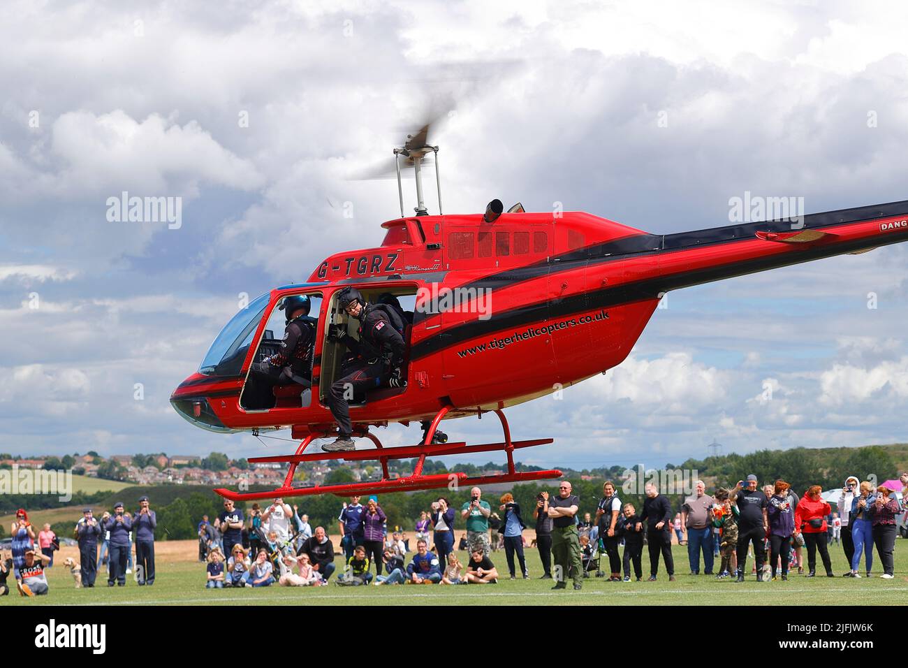 La squadra di paracadutismo di Wings si esibirà in un elicottero Bell Jet Ranger per eseguire un'immersione in paracadutismo per il Wakefield Armed Forces Day 2022 sopra il Pontefract Park Foto Stock