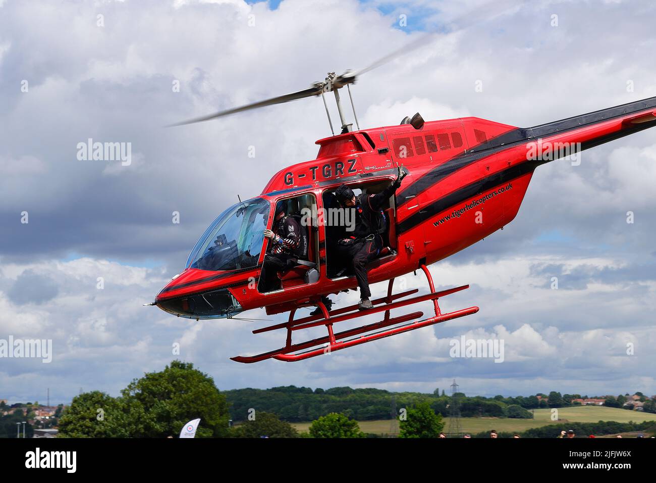 La squadra di paracadutismo di Wings si esibirà in un elicottero Bell Jet Ranger per eseguire un'immersione in paracadutismo per il Wakefield Armed Forces Day 2022 sopra il Pontefract Park Foto Stock