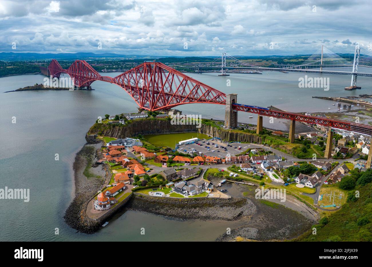 Vista aerea del Forth Bridge da North Queensferry a Fife, Scozia, Regno Unito Foto Stock