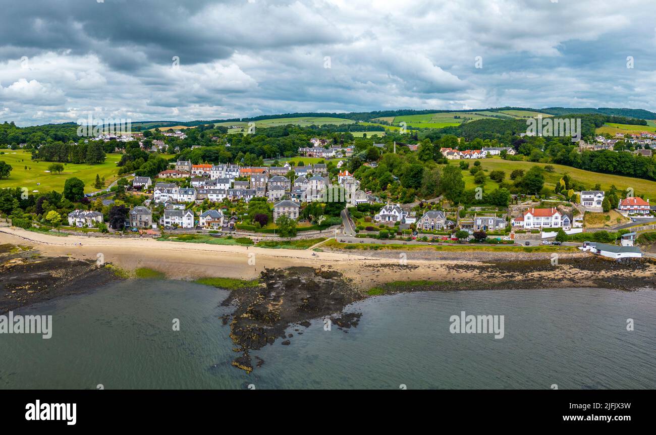 Vista aerea dal drone del villaggio di Aberdour a Fife Scozia, Regno Unito Foto Stock