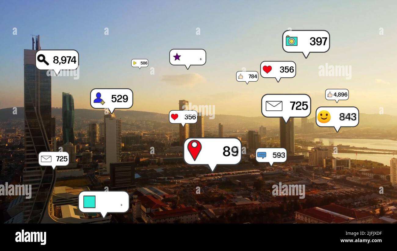 Le icone dei social media volano sul centro della città mostrando la connessione tra persone tramite la piattaforma applicativa del social network . Concetto per online Foto Stock