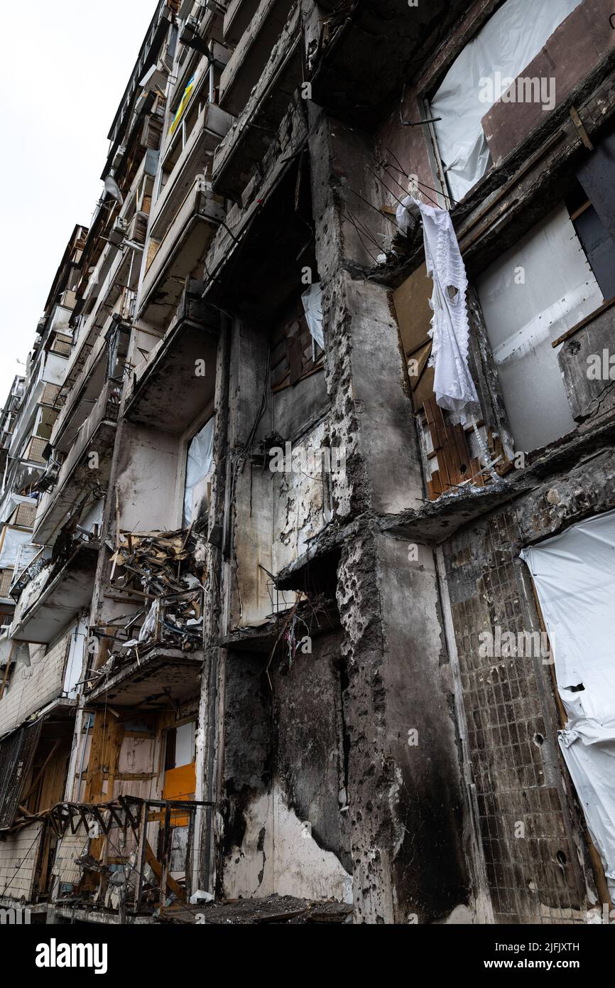 KYIV, UCRAINA - Apr 21, 2022: La facciata di un edificio di appartamenti su via Koshytsia fu distrutta dal missile da crociera di Kalibr il secondo giorno Foto Stock