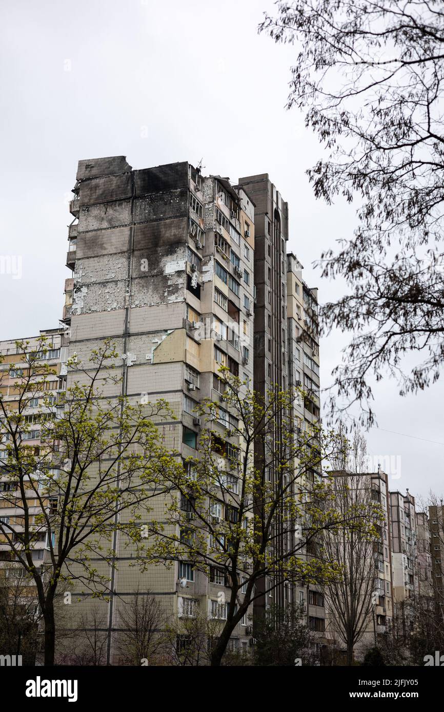 KIEV, UCRAINA - Apr 21, 2022: Il tetto e gli appartamenti di un edificio di appartamenti a Poznyaky è stato distrutto dal missile da crociera di Kalibr al 17 marzo Foto Stock