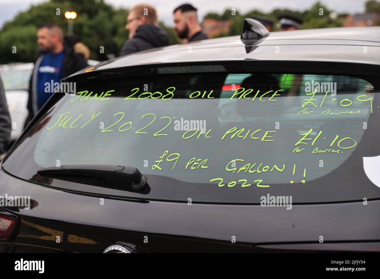 Un'auto con adesivi in preparazione per la marcia di oggi prevista protesta sulla M62 , Ferrybridge stazione di servizio Pontefract, West Yorkshire, 04/07/22 Foto Stock