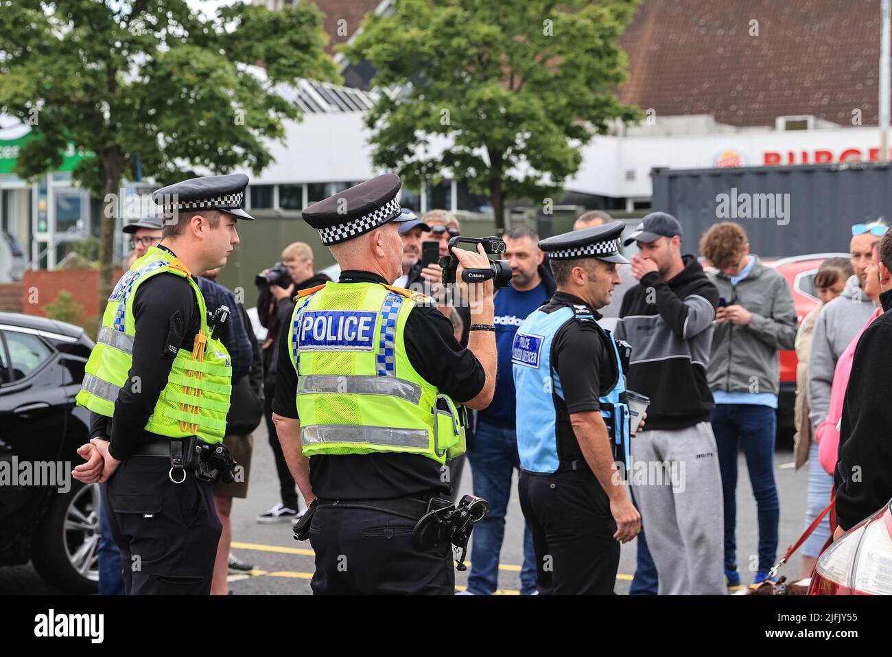 I manifestanti video della polizia per gli anni hanno pianificato una protesta per la strada mobile sul M62 , stazione di servizio di Ferrybridge Pontefract, West Yorkshire, 04/07/22 Foto Stock