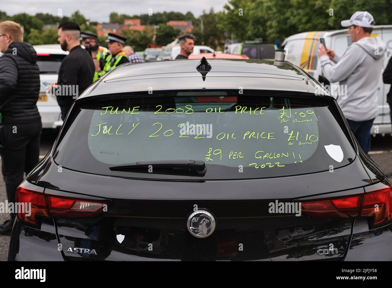 Un'auto con adesivi in preparazione per la marcia di oggi prevista protesta sulla M62 , Ferrybridge stazione di servizio Pontefract, West Yorkshire, 04/07/22 Foto Stock