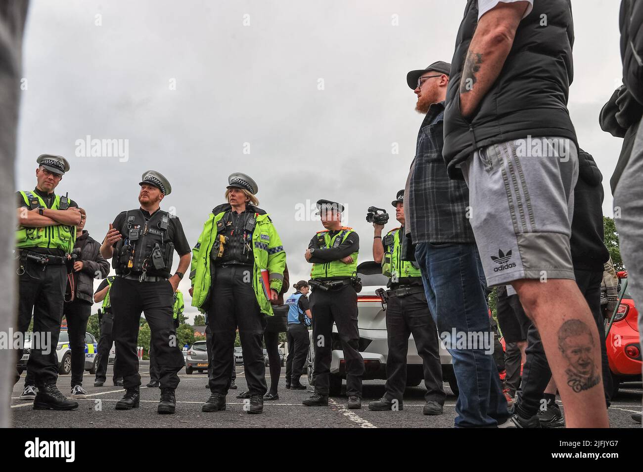 I manifestanti si riuniscono come le hols della polizia durante le proteste di strada rolling pianificate di oggi sul M62 , stazione di servizio di Ferrybridge Pontefract, West Yorkshire, 04/07/22 Foto Stock