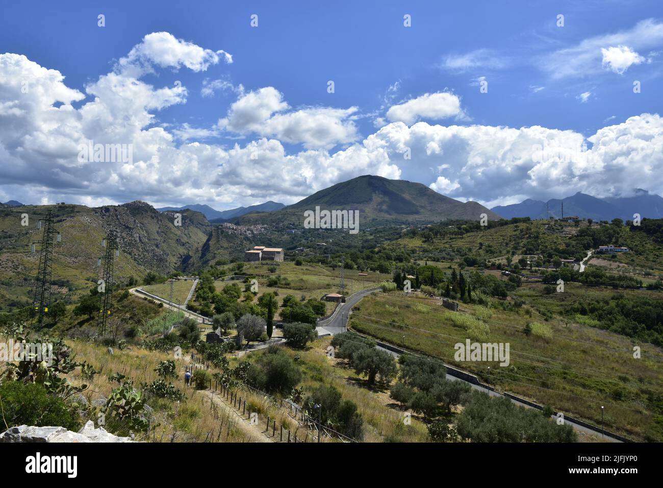 Paese abbandonato e paesaggio montano della Calabria, in Italia sotto un cielo limpido Foto Stock