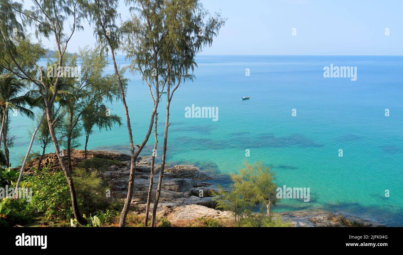 Estate isola tropicale vacanza. Splendida vista sul mare turchese con pietre, alberi e piccole barche. Sogno natura viaggio. Rilassatevi in paradiso, Thailandia Foto Stock