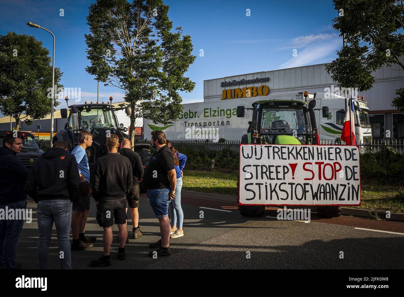 2022-07-04 07:33:35 RALTE - gli agricoltori hanno bloccato il centro di distribuzione Jumbo. La protesta degli agricoltori è diretta contro i piani di azoto del gabinetto. ANP VINCENT JANNINK olanda OUT - belgio OUT Foto Stock