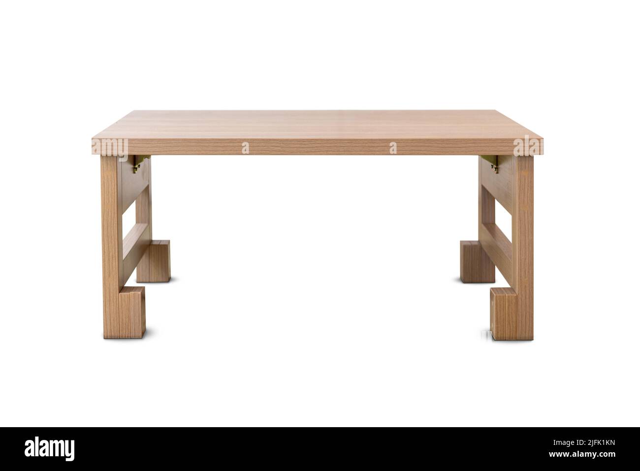 Al centro dell'immagine è posto un tavolo pieghevole giapponese isolato in legno, adatto per mangiare o leggere, su sfondo bianco. Ritaglio pa Foto Stock