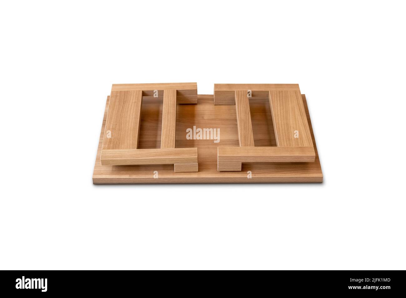 Al centro dell'immagine è posto un tavolo pieghevole giapponese isolato in legno, adatto per mangiare o leggere, su sfondo bianco. Ritaglio pa Foto Stock