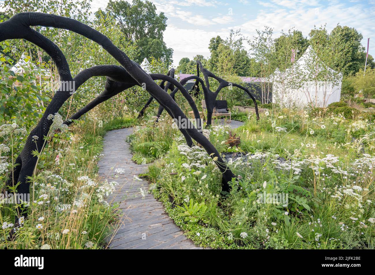 Hampton Court Palace, Surrey, Regno Unito. 4 luglio 2022. RHS Hampton Court Palace Garden Festival giornata stampa per lo spettacolo di fiori più grande del mondo, in programma fino al 9 luglio 2022. Immagine: Mostra giardino: Connessioni, designer Ryan McMahon. In rappresentanza di Alzheimer’s Research UK, questo giardino evidenzia le dinamiche mutevoli in una famiglia o in un gruppo di amicizia quando qualcuno viene diagnosticato con demenza e le implicazioni che ciò ha per ogni generazione coinvolta. Credit: Malcolm Park/Alamy Live News Foto Stock