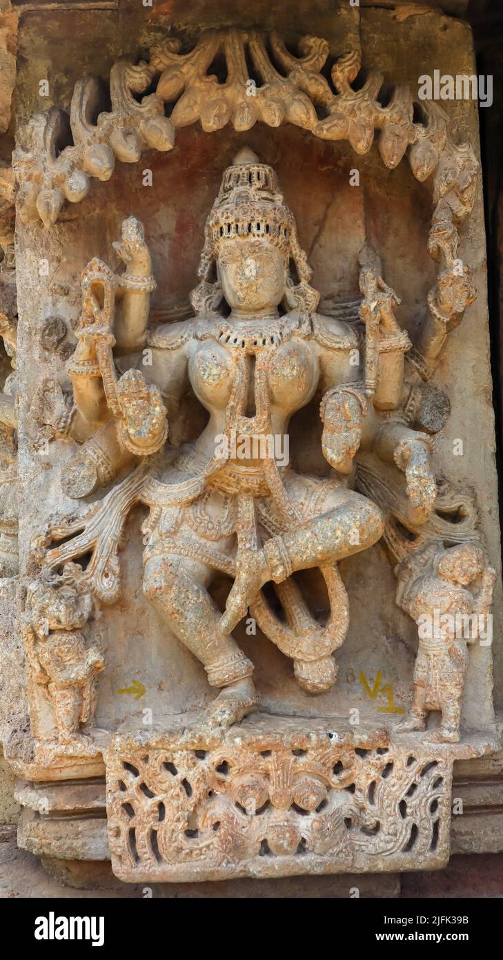 La dea Durga sul tempio di Mallikarjuna, Basaralu, Mandya, Karnataka, India. Foto Stock