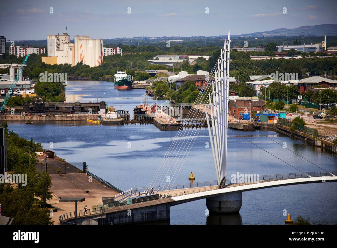 Salford Quays, a MediaCityUK lungo il canale della nave di Manchester, Mode Wheel Locks, Premier Cement e Allied Mills Beyond Foto Stock