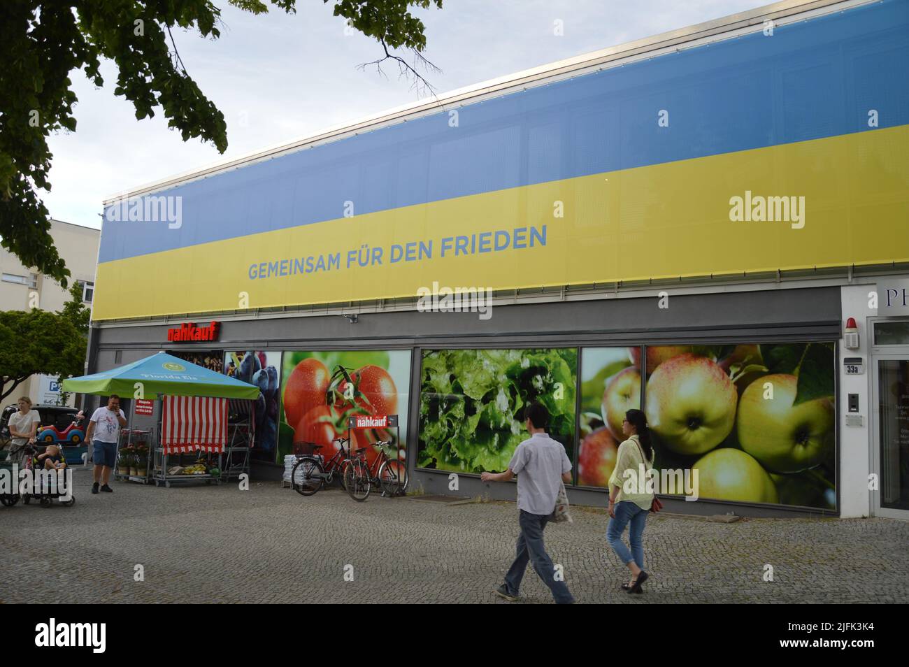 Berlino, Germania - 24 giugno 2022 - "insieme per la pace" - enorme bandiera Ucraina a Drakestrasse a Lichterfelde West. (Foto di Markku Rainer Peltonen) Foto Stock