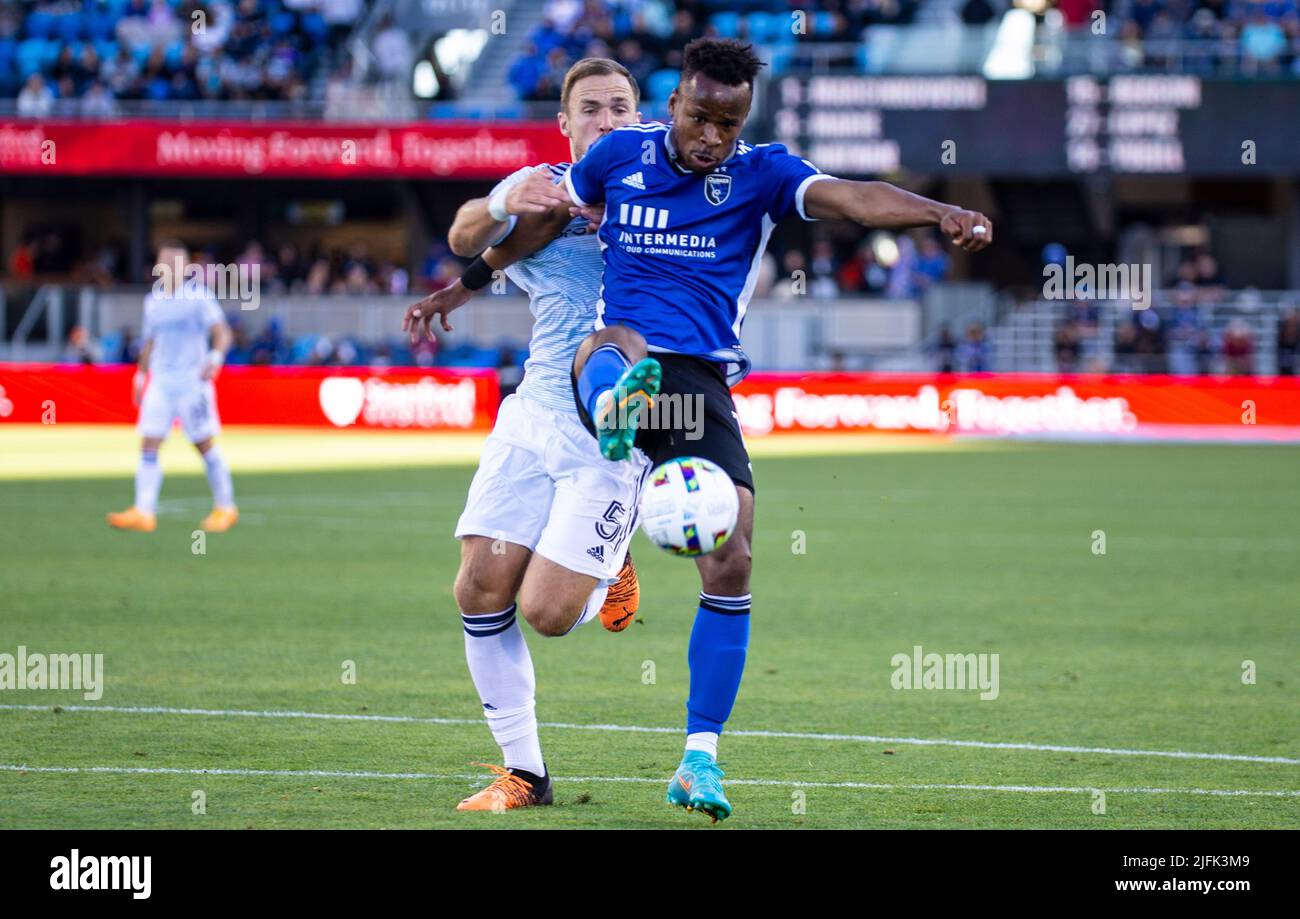 San Jose, California, Stati Uniti. 03 luglio 2022 San Jose, CA USA San Jose in avanti Jeremy Ebobisse (11) cerca di tenere la palla lontano dal difensore di Chicago Rafael Czichos (5) durante la partita MLS tra Chicago Fire F.C. e i terremoti di San Jose. Thurman James/CSM Credit: CAL Sport Media/Alamy Live News Credit: CAL Sport Media/Alamy Live News 2-1 Foto Stock