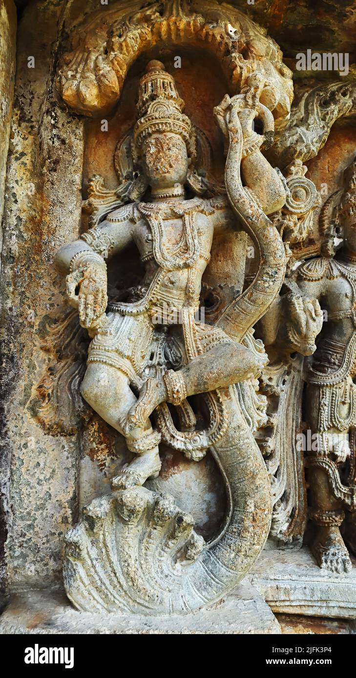 Scultura di Lord Krishna danzare su Kaliya Snake, Tempio di Mallikarjuna, Basaralu, Mandya, Karnataka, India. Foto Stock