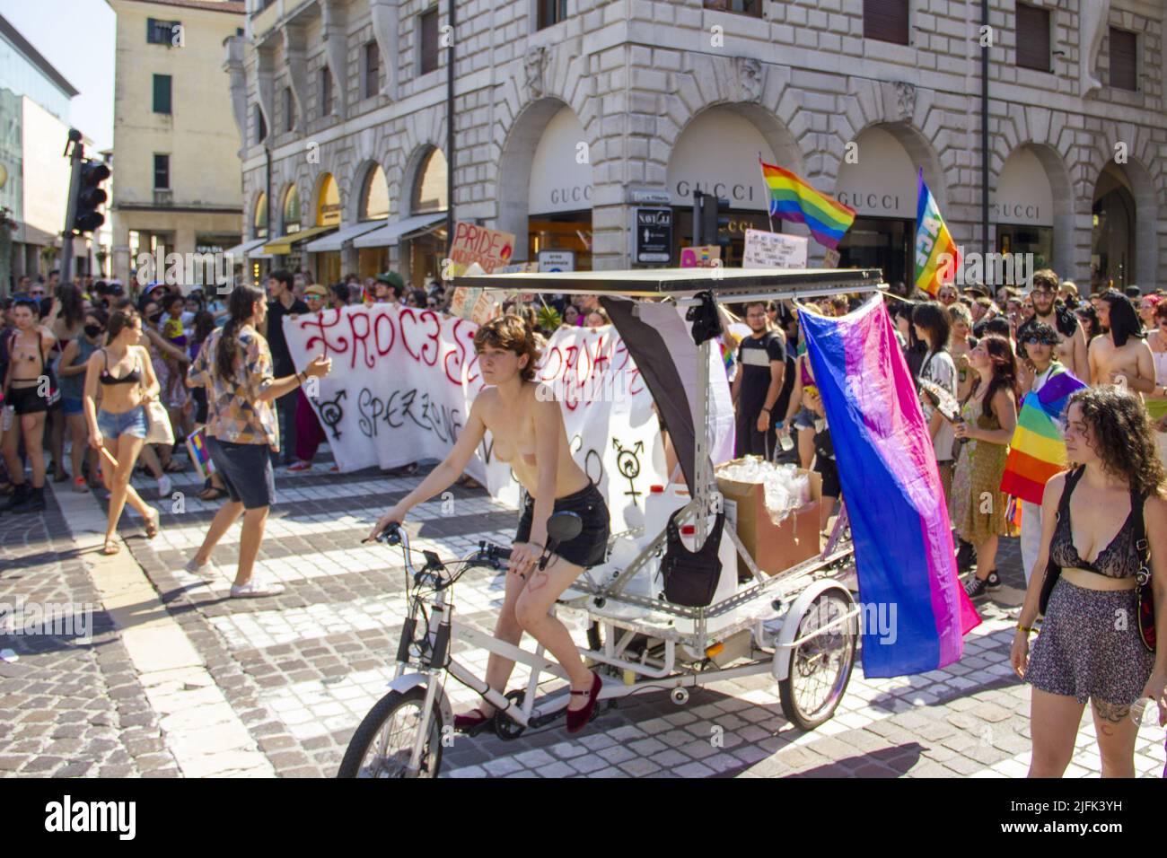 Padova, Veneto, Italia. 3rd luglio 2022. Padova Pride 2022 - Corpi in rivolta 3 Luglio 2022.Corpi in rivolta - Padova Pride 2022. Domenica 3 luglio un grande evento che coinvolge molti giovani. A capo della processione, il vice italiano Alessandro Zan, autore del disegno di legge contro l'omotransfobia (Credit Image: © Mimmo Lamacchia/Pacific Press via ZUMA Press Wire) Foto Stock