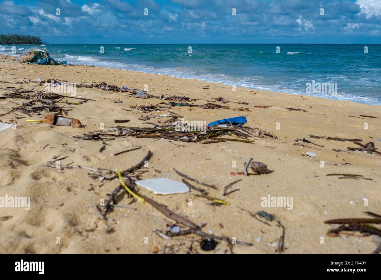 Rifiuti di plastica sulla spiaggia di Phuket Thailandia, monsone stagione al rifiuti dall'oceano tornare. Bottiglie di plastica e altri rifiuti sulla spiaggia Foto Stock