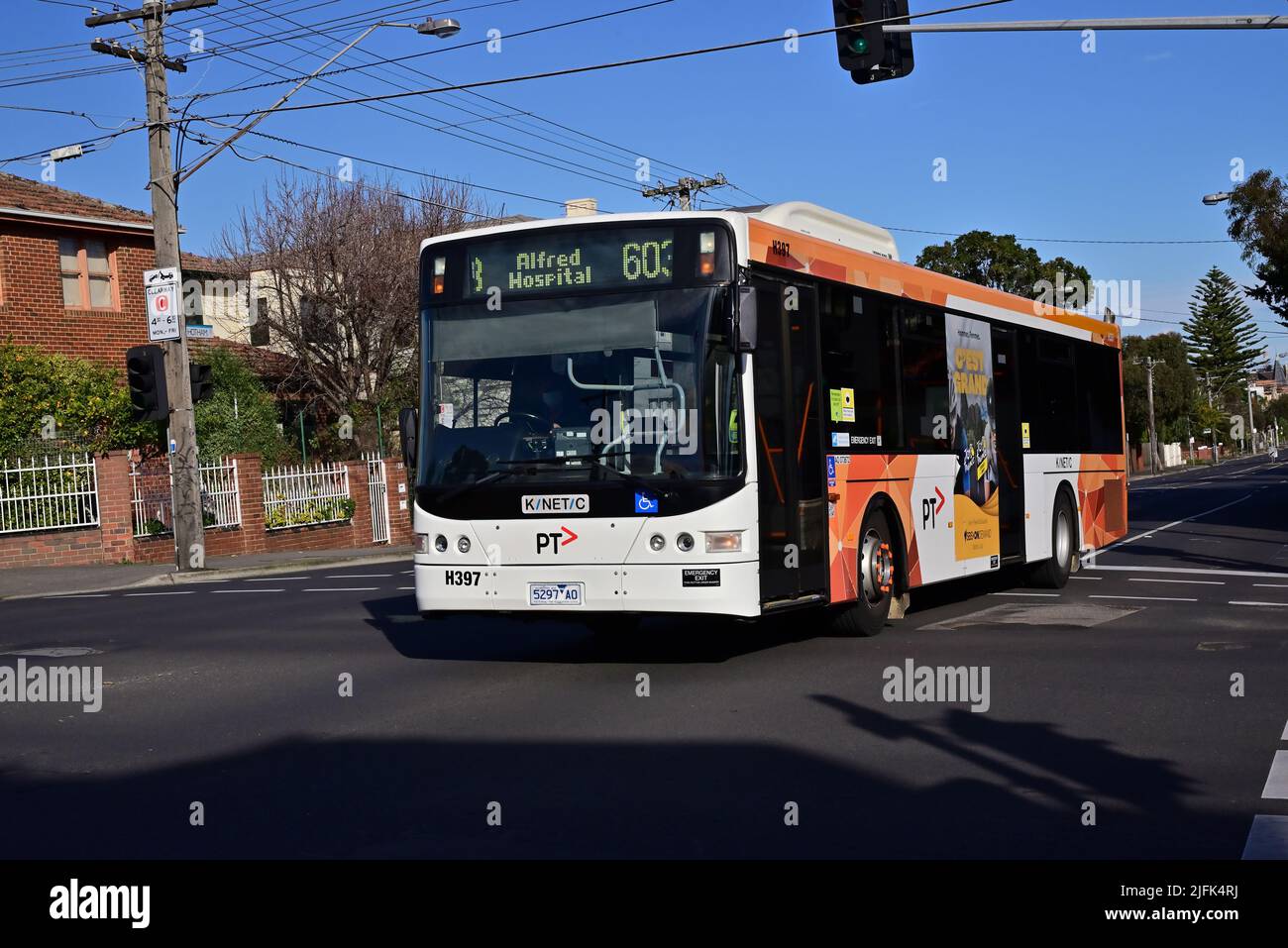 Servizio di autobus Melbourne Route 603, caratterizzato dal marchio Kinetic e PTV, che viaggia lungo Hotham Street durante una limpida giornata invernale Foto Stock