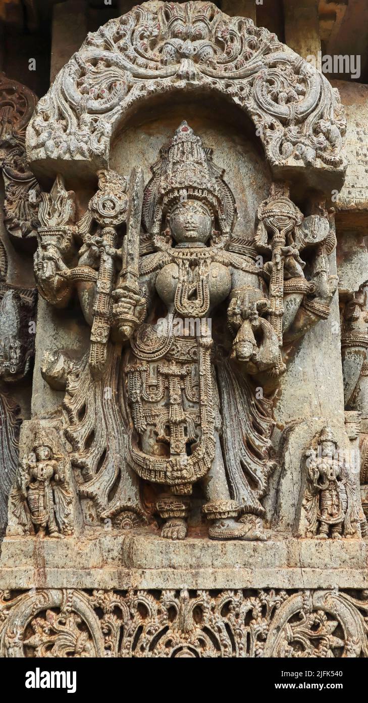 Scultura della dea Lakshmi al Tempio Sri Lakshminarayana, Hosaholalu, Mandya, Karnataka, India. Foto Stock