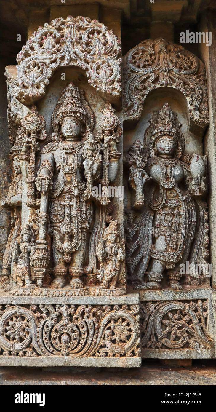 Scultura di Lord Vishnu e la dea Lakshmi al Tempio di Sri Lakshminarayana, Hosaholalu, Mandya, Karnataka, India. Foto Stock