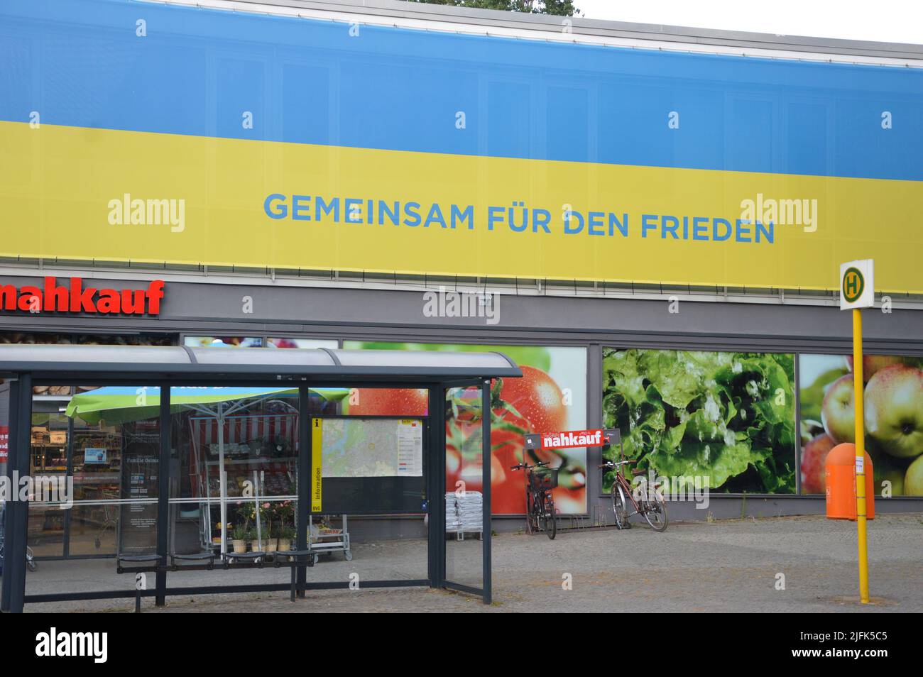 Berlino, Germania - 24 giugno 2022 - "insieme per la pace" - enorme bandiera Ucraina a Drakestrasse a Lichterfelde West. (Foto di Markku Rainer Peltonen) Foto Stock