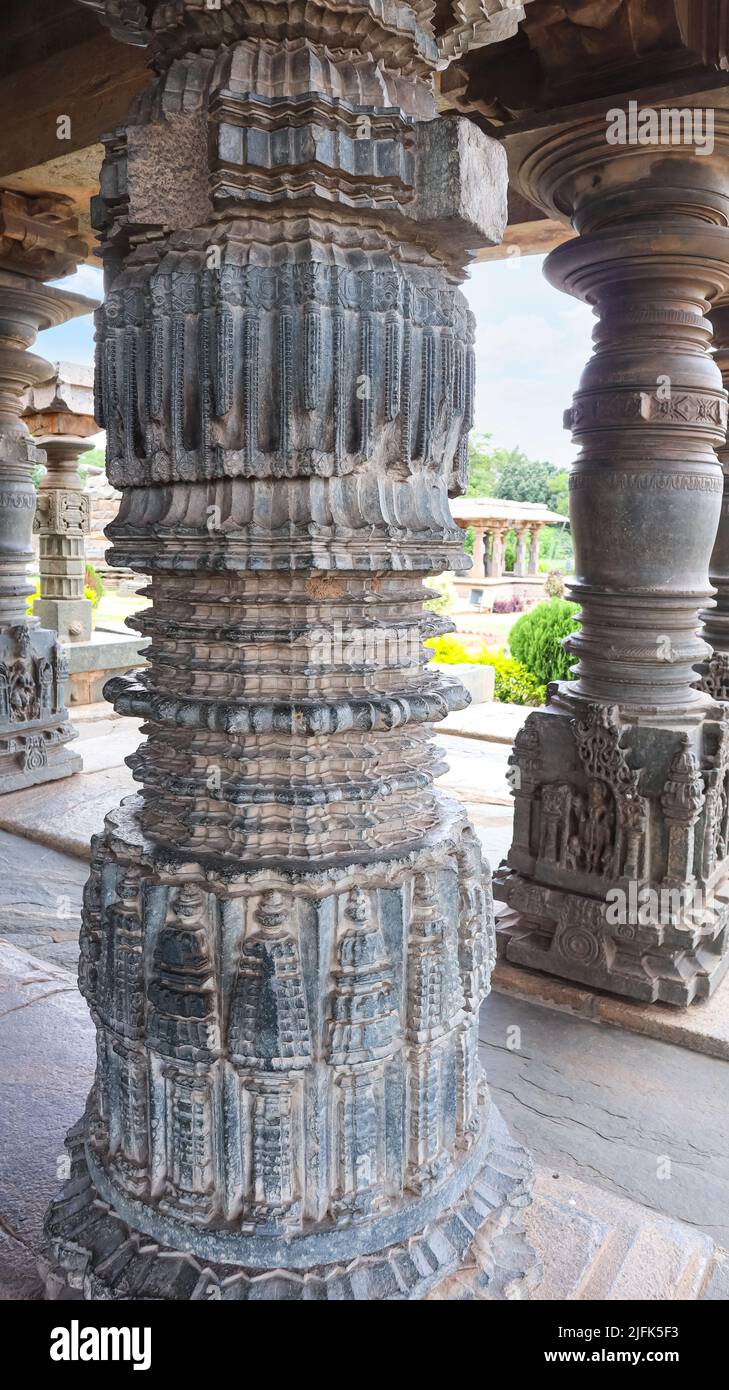 Colonna di scultura con dettagli, Tempio Mahadeva, Itagi, Koppal, Karnataka, India. Foto Stock